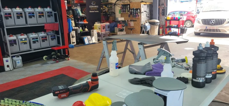 Table de mat&eacute;riel de polissage et pr&eacute;sentoirs dans l&rsquo;atelier &mdash; d&eacute;monstration gratuite des produits Cartec &agrave; l&rsquo;entrep&ocirc;t, avril 2025