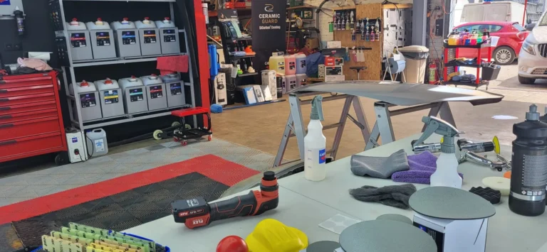 Table de d&eacute;monstration devant les rayonnages de l&rsquo;atelier &mdash; d&eacute;monstration gratuite des produits Cartec &agrave; l&rsquo;entrep&ocirc;t, avril 2025