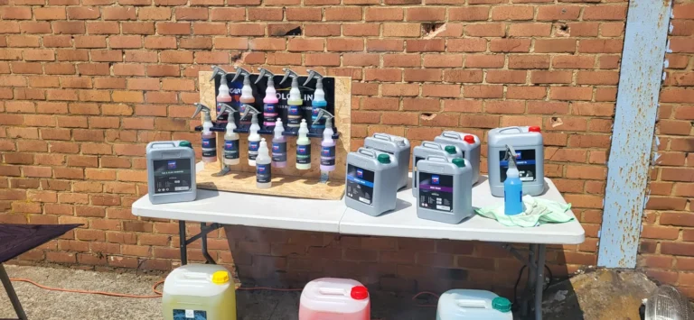 Produits align&eacute;s sur la table de pr&eacute;sentation &mdash; d&eacute;monstration gratuite des produits Cartec &agrave; l&rsquo;entrep&ocirc;t, avril 2025