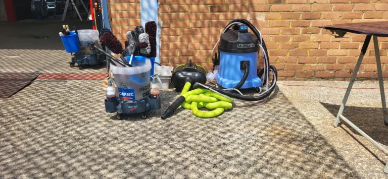 Aspirateur et accessoires pr&egrave;s de la table de produits &mdash; d&eacute;monstration gratuite des produits Cartec &agrave; l&rsquo;entrep&ocirc;t, avril 2025