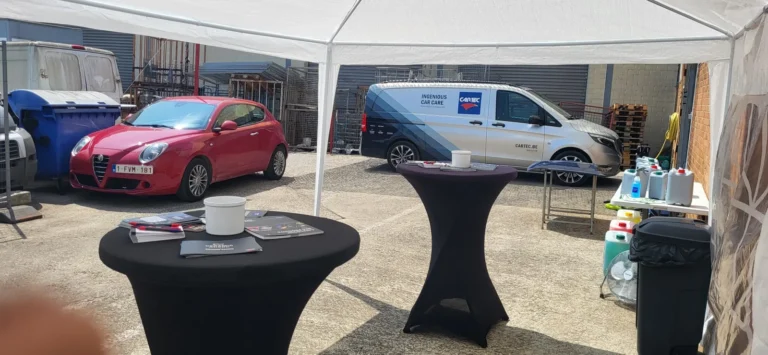 Tonnelle et tables devant les v&eacute;hicules &mdash; d&eacute;monstration gratuite des produits Cartec &agrave; l&rsquo;entrep&ocirc;t, avril 2025