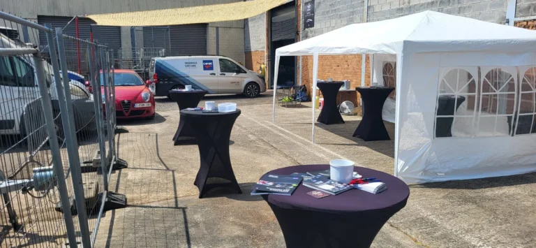 Espace d&rsquo;accueil ext&eacute;rieur &agrave; l&rsquo;entrep&ocirc;t &mdash; d&eacute;monstration gratuite des produits Cartec &agrave; l&rsquo;entrep&ocirc;t, avril 2025