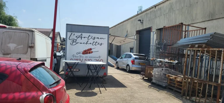 Cour de l&rsquo;entrep&ocirc;t avec le camion de restauration &mdash; d&eacute;monstration gratuite des produits Cartec &agrave; l&rsquo;entrep&ocirc;t, avril 2025