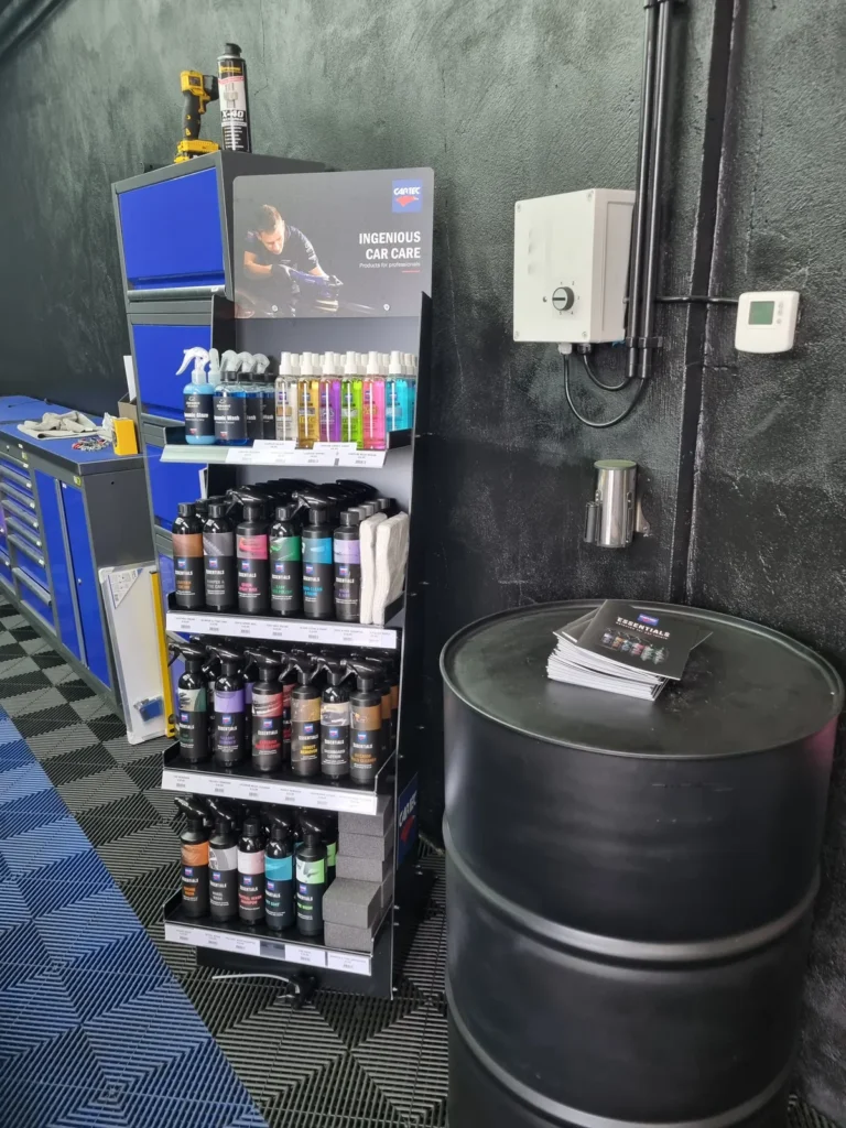 Pr&eacute;sentoir Cartec Essentials sur pied dans un espace d&rsquo;accueil automobile
