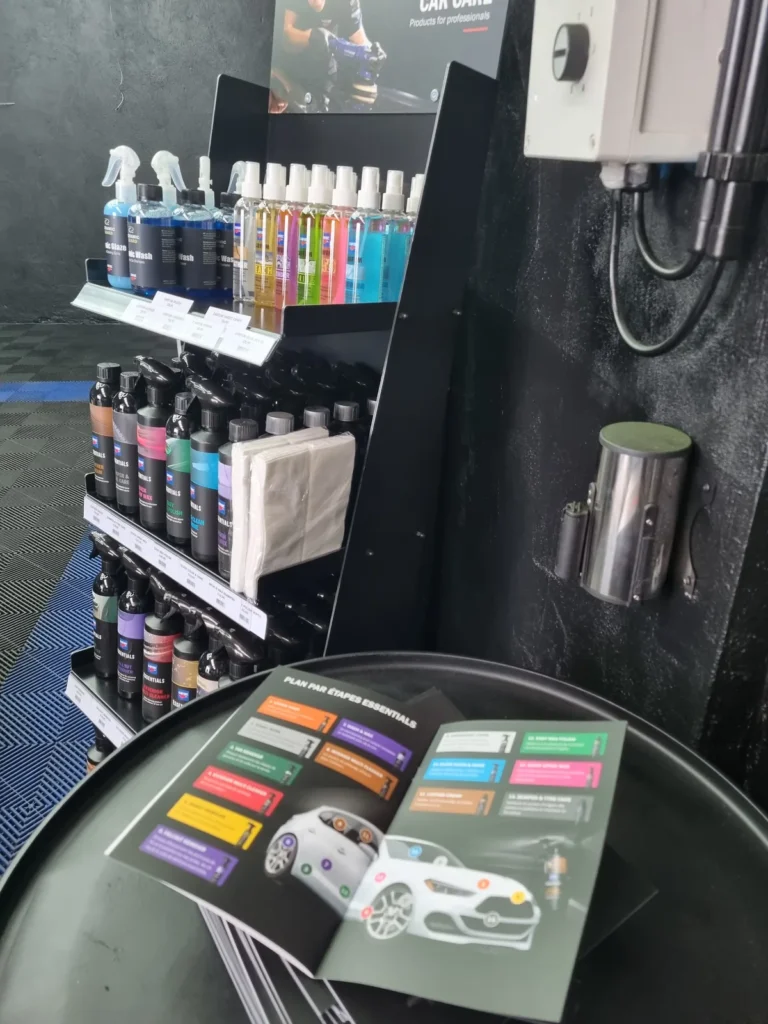 Pr&eacute;sentoir Cartec Essentials et brochures sur une table d&rsquo;accueil