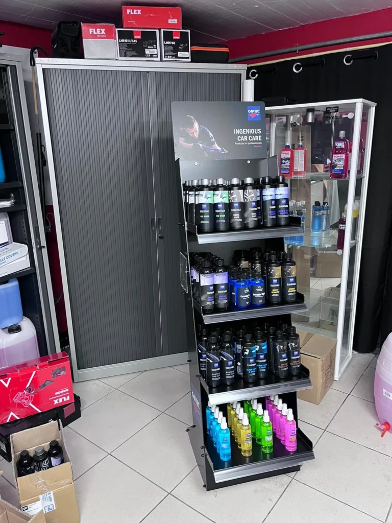 Pr&eacute;sentoir Cartec Essentials avec produits et accessoires dans un point de vente
