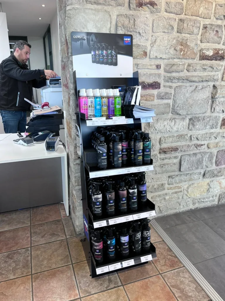 Pr&eacute;sentoir Cartec Essentials pr&egrave;s du comptoir dans un int&eacute;rieur en pierre