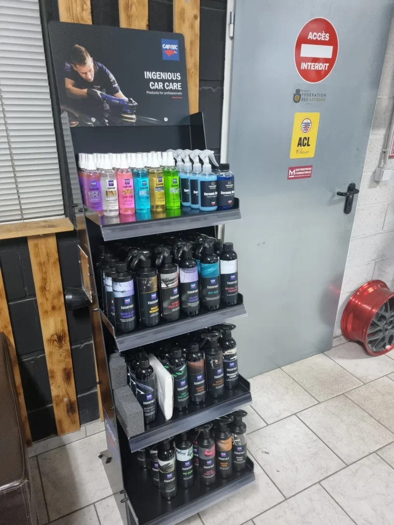 Pr&eacute;sentoir Cartec Essentials sur pied &agrave; l&rsquo;entr&eacute;e d&rsquo;un commerce automobile