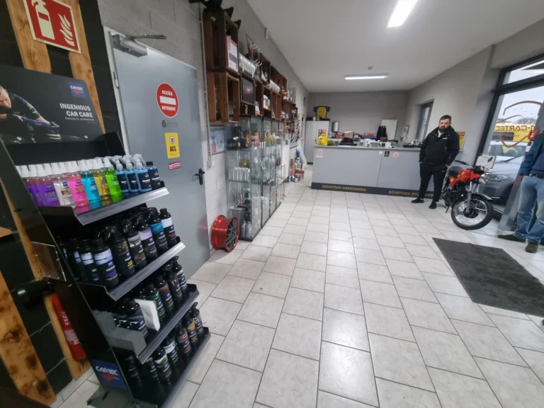 Vue du magasin et du pr&eacute;sentoir Cartec Essentials &agrave; l&rsquo;entr&eacute;e