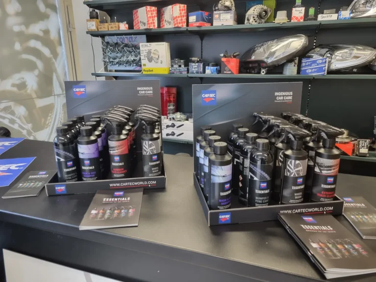 Deux pr&eacute;sentoirs de comptoir Cartec Essentials pour l&rsquo;entretien automobile