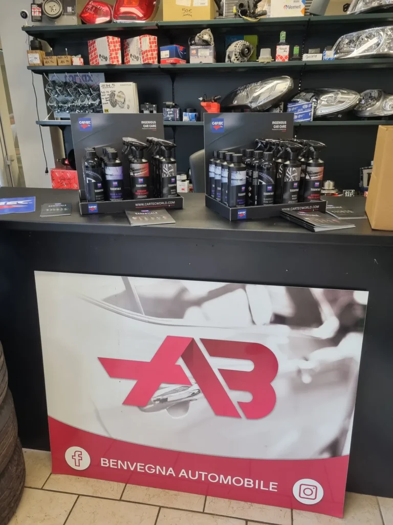 Produits Cartec Essentials propos&eacute;s sur un comptoir de magasin automobile