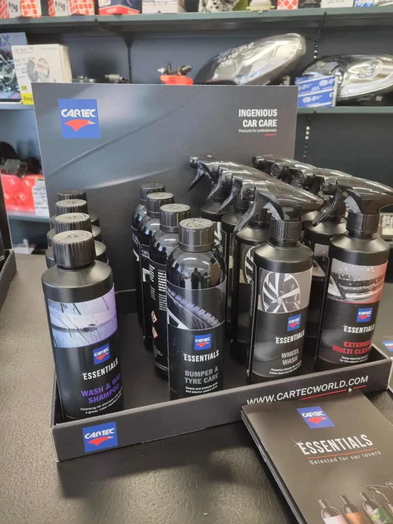 Flacons Cartec Essentials sur un pr&eacute;sentoir de comptoir