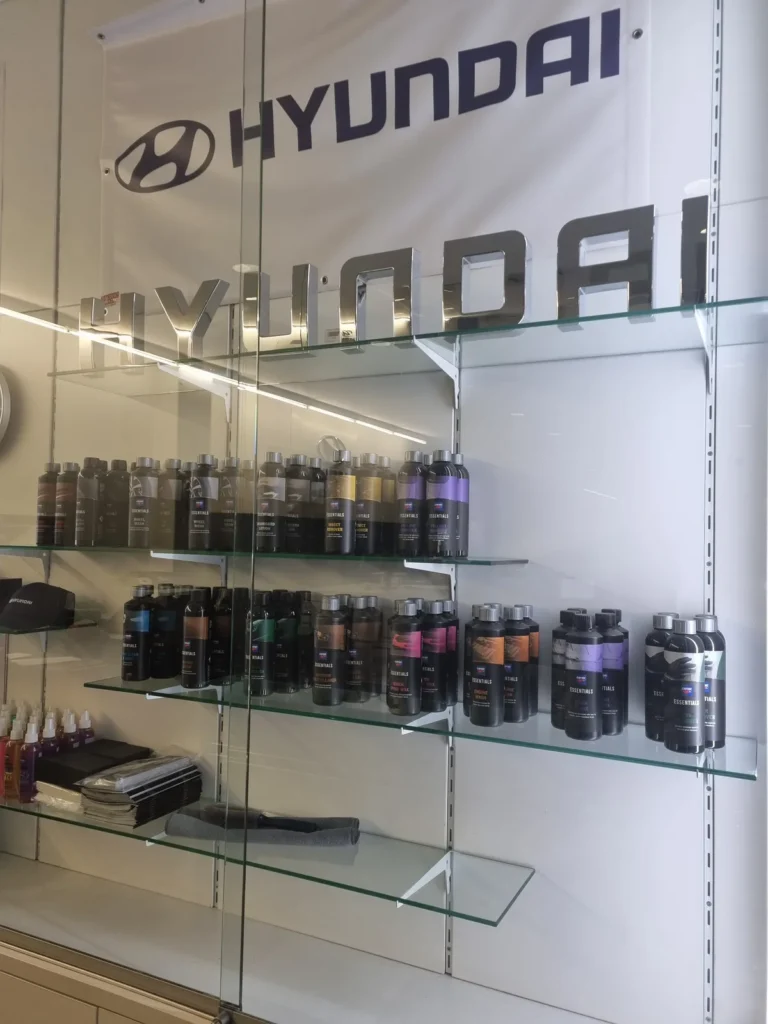 Produits d&rsquo;entretien automobile Cartec Essentials expos&eacute;s sur des &eacute;tag&egrave;res vitr&eacute;es