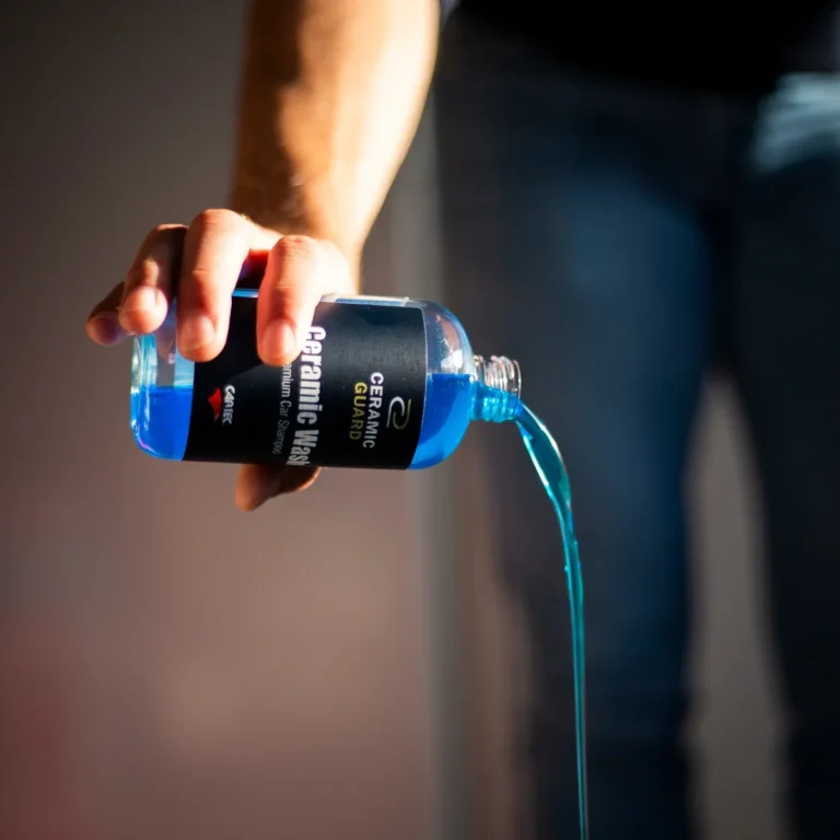 Cartec Ceramic Wash présenté sur fond sombre