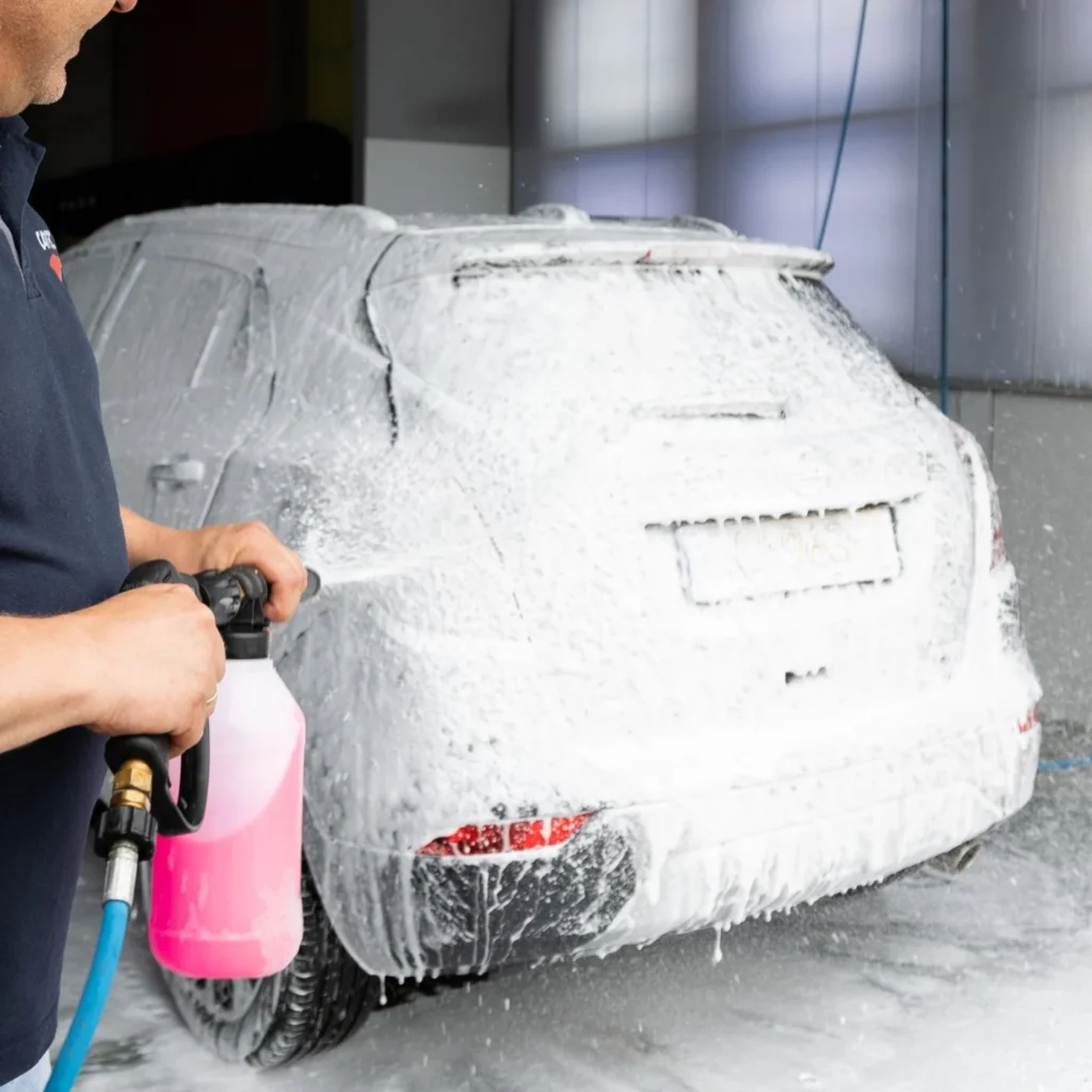 Mousse de Cartec Cherry Wash sur un véhicule