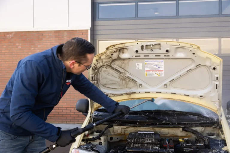 Nettoyage d’un compartiment moteur avec Cartec Engine Wash