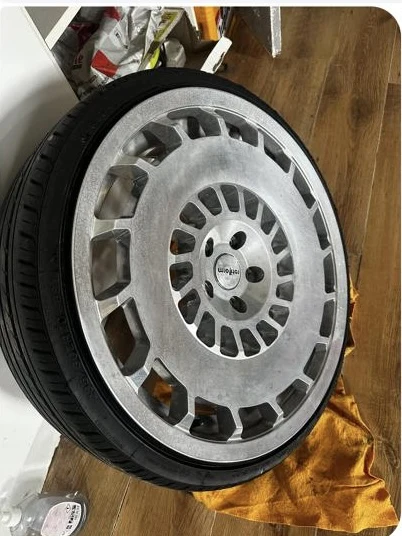 Vue d’ensemble d’une jante présentant un blanchiment marqué. Jante aluminium : cas transmis après un nettoyage alcalin inadapté.