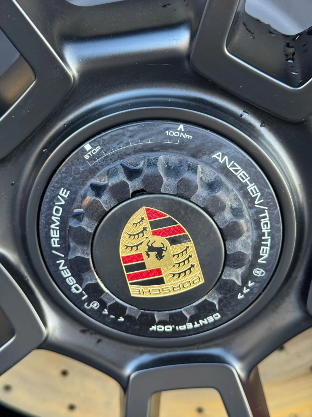 Détail de l’aspect altéré autour du centre d’une roue. Jante aluminium : cas transmis après un nettoyage alcalin inadapté.
