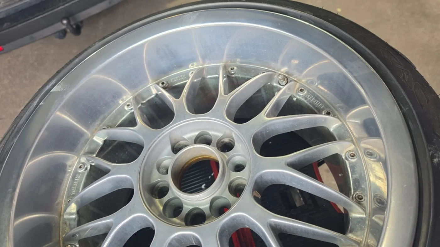 Voile blanchâtre et brillance irrégulière sur le rebord et les branches. Jante aluminium : cas transmis après un nettoyage alcalin inadapté.