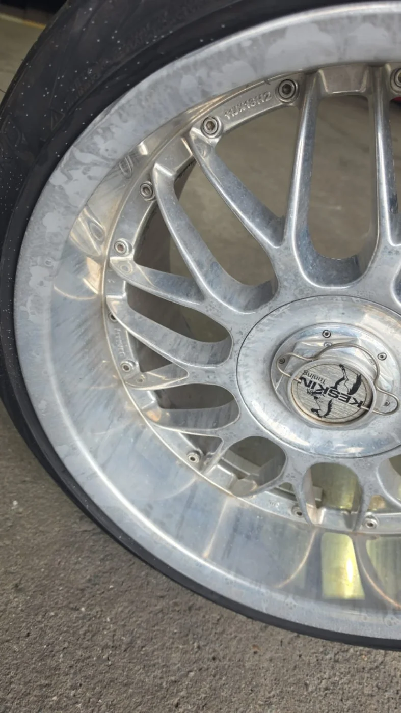Vue complémentaire des traces sur une jante multibranche. Jante aluminium : cas transmis après un nettoyage alcalin inadapté.