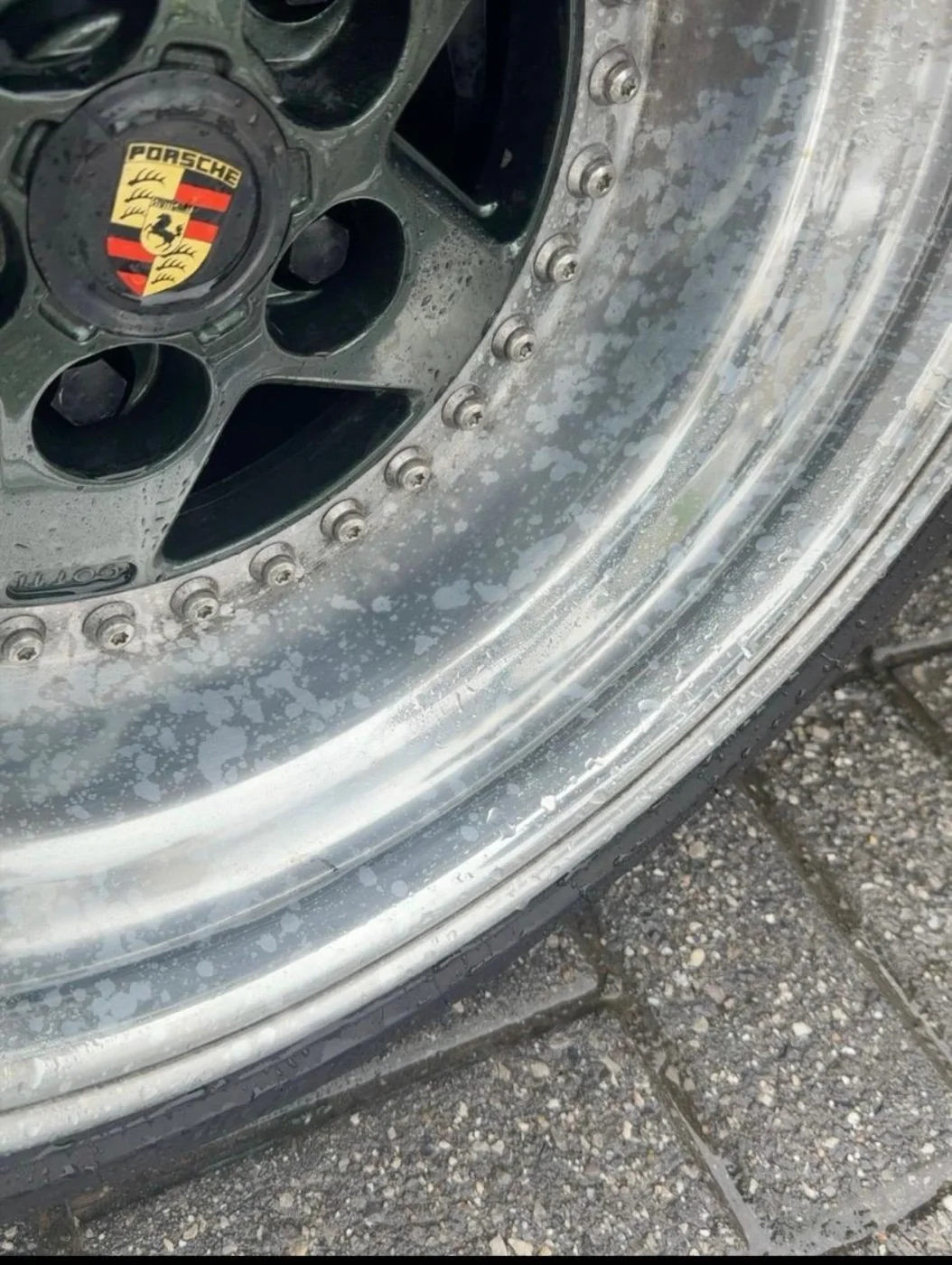 Gros plan des marques sur le rebord et autour du centre de roue. Jante aluminium : cas transmis après un nettoyage alcalin inadapté.