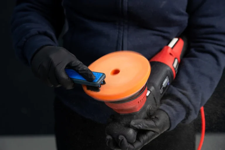 Outil Cartec Pad Cleaning Claw pr&eacute;sent&eacute; avec un pad orange