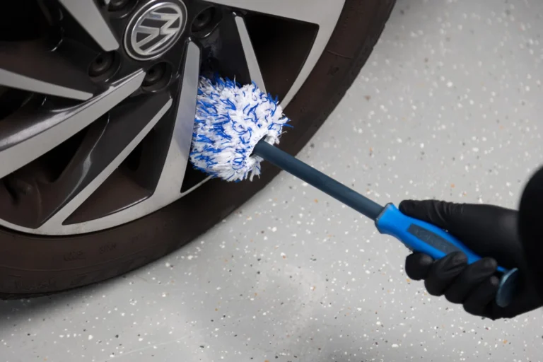 Brosse Cartec Slim Microfiber Wheel Brush utilis&eacute;e dans une jante