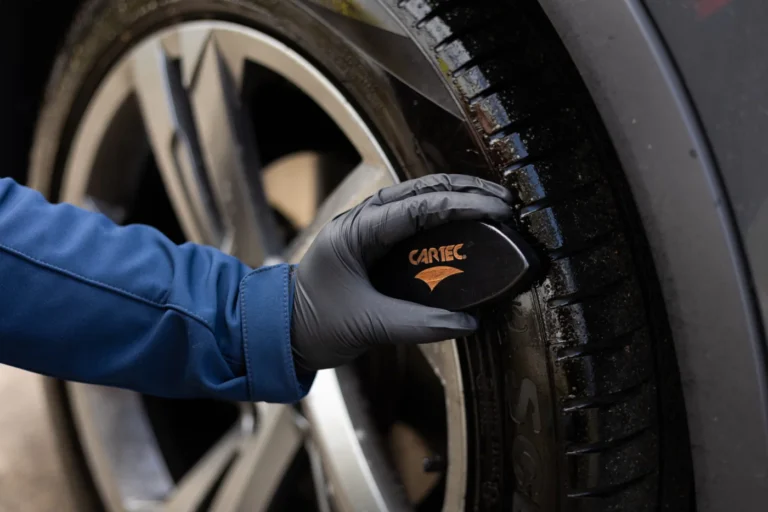 Brosse Cartec Dynamic Tyre Brush sur le flanc du pneu