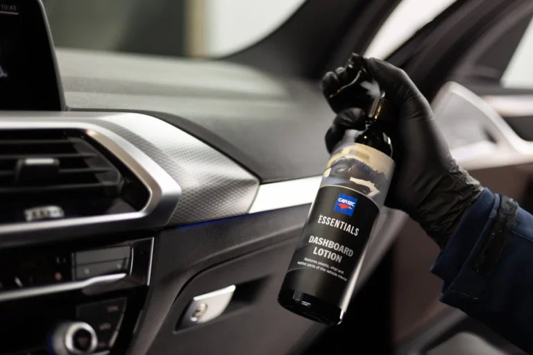 Cartec Dashboard Lotion pr&eacute;sent&eacute;e pour l&rsquo;entretien du tableau de bord
