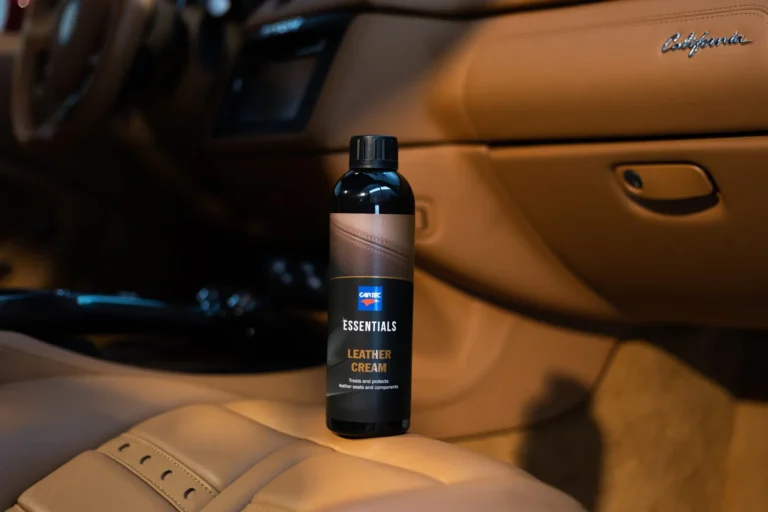 Cartec Leather Cream et accessoires aupr&egrave;s d&rsquo;un si&egrave;ge en cuir