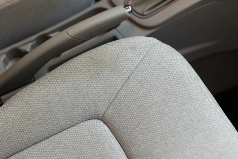 Cartec Interior Multi Cleaner et accessoires sur une garniture int&eacute;rieure