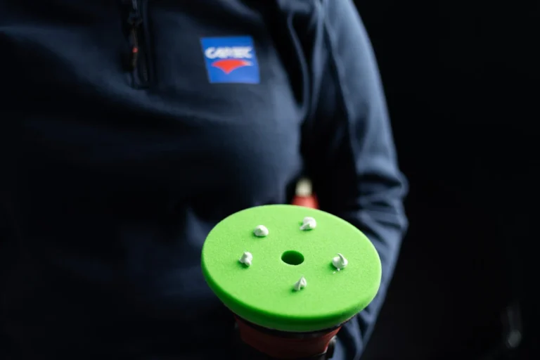 Pad vert Cartec Refinish pr&eacute;sent&eacute; sur un plateau de polisseuse