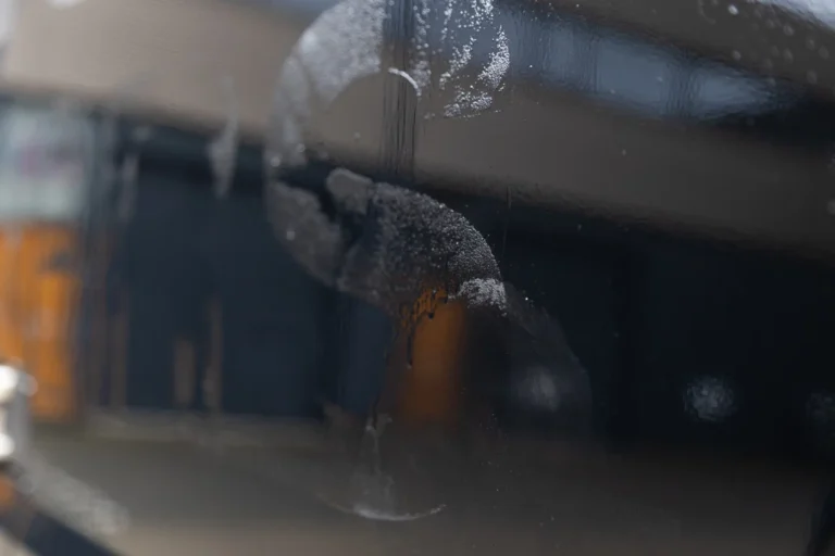 Cartec Sticker & Glue Remover : pulv&eacute;risation lors d&rsquo;une d&eacute;monstration fabricant