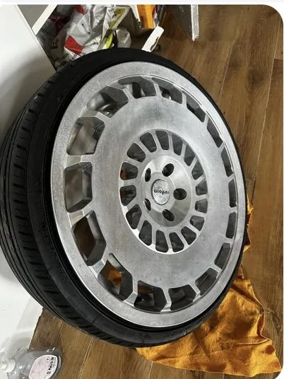 Jante Rotiform en aluminium après emploi signalé d’un produit alcalin
