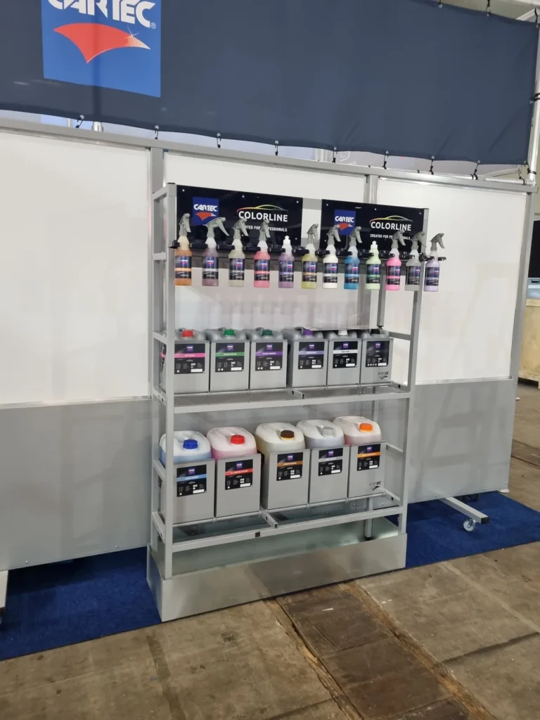 Pr&eacute;sentation des flacons, accessoires et pr&eacute;sentoirs Cartec Essentials