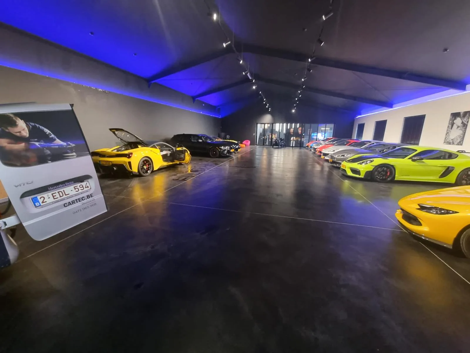 Vue d&rsquo;ensemble d&rsquo;un showroom avec plusieurs voitures de sport