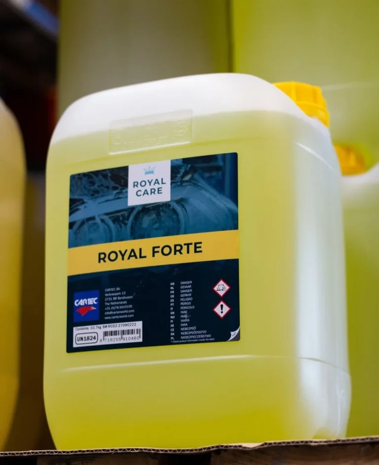 Bidon de produit de la gamme Cartec Royal Care pour le lavage professionnel