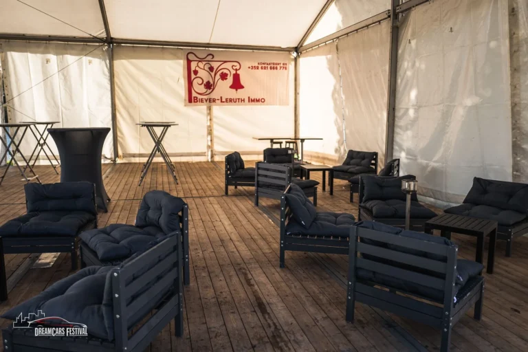Espace détente sous le chapiteau au Dream Car Festival au Luxembourg