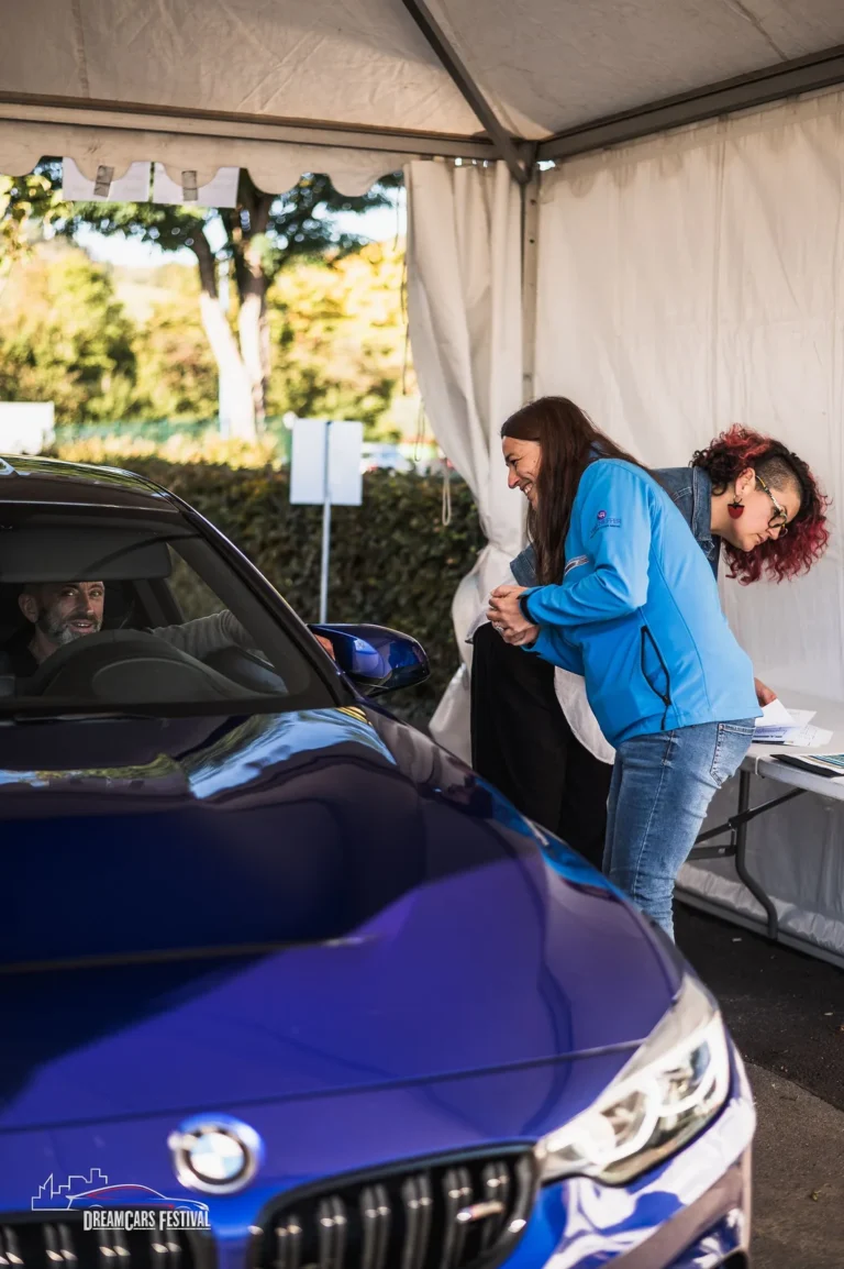 Visiteurs près d’une voiture bleue au Dream Car Festival au Luxembourg