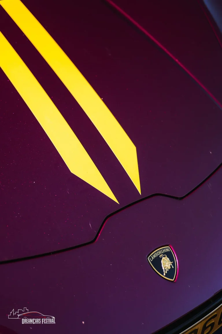 Détail de carrosserie et emblème Lamborghini au Dream Car Festival au Luxembourg