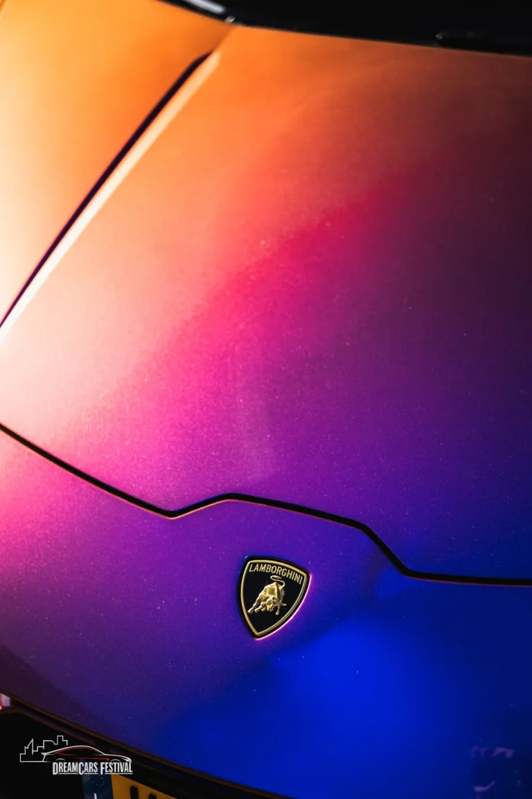 Détail de carrosserie et emblème Lamborghini au Dream Car Festival au Luxembourg