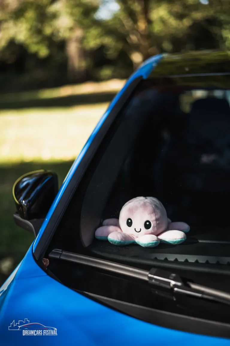 Peluche sur le tableau de bord d’une voiture au Dream Car Festival au Luxembourg