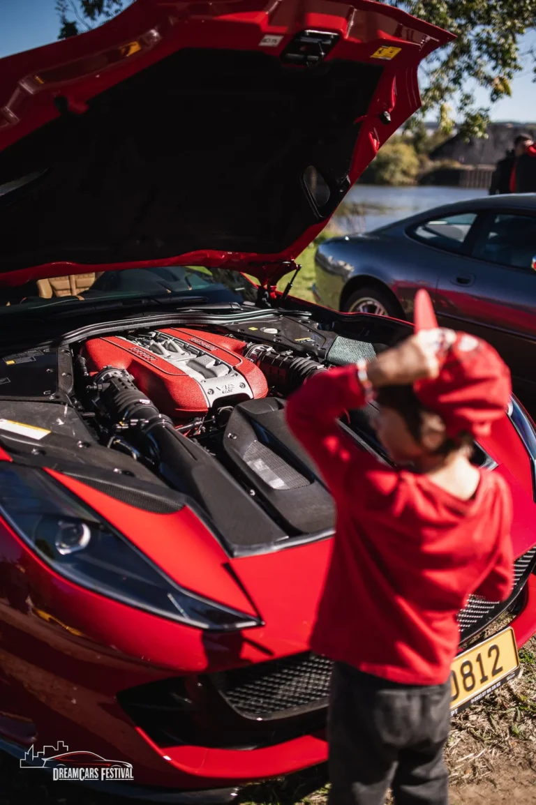 Visiteur près du capot ouvert d’une voiture au Dream Car Festival au Luxembourg