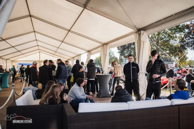 Visiteurs réunis sous le chapiteau au Dream Car Festival au Luxembourg