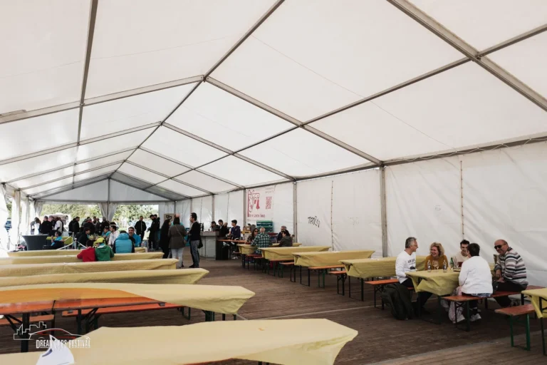 Espace d’accueil et tables sous le chapiteau au Dream Car Festival au Luxembourg
