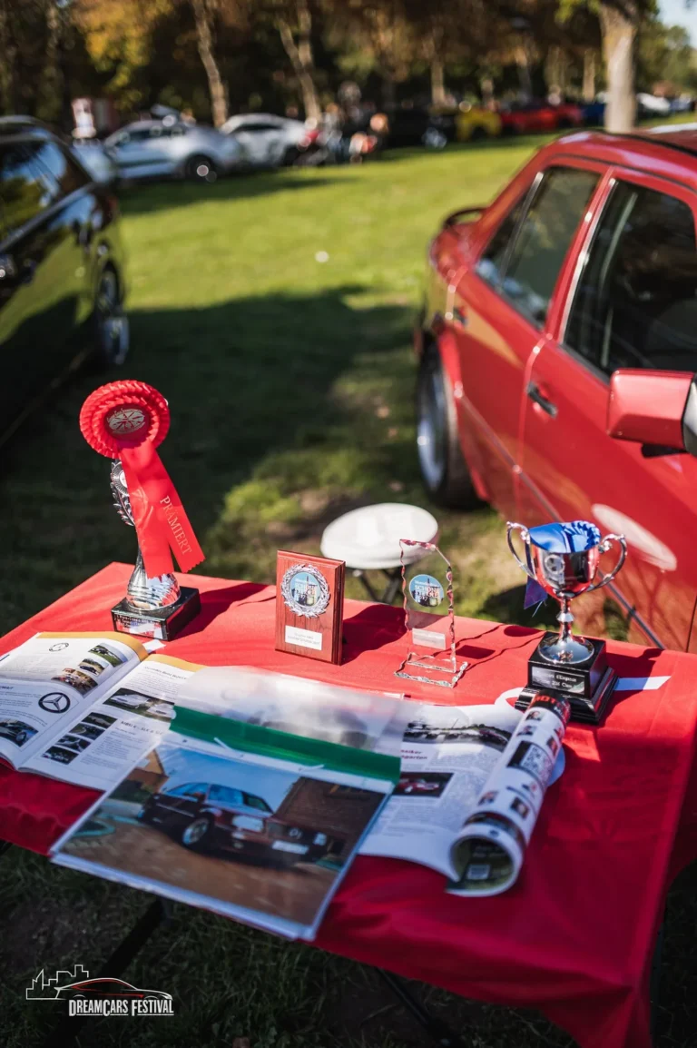 Trophées présentés près d’une voiture au Dream Car Festival au Luxembourg