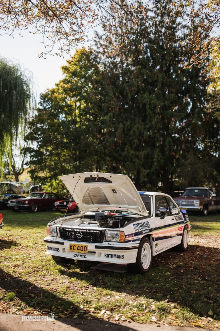 Voiture exposée capot ouvert au Dream Car Festival au Luxembourg