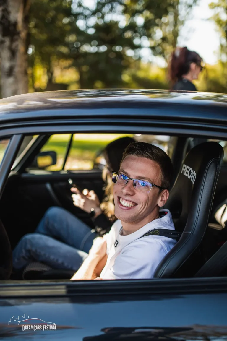 Visiteuse au volant d’une voiture au Dream Car Festival au Luxembourg