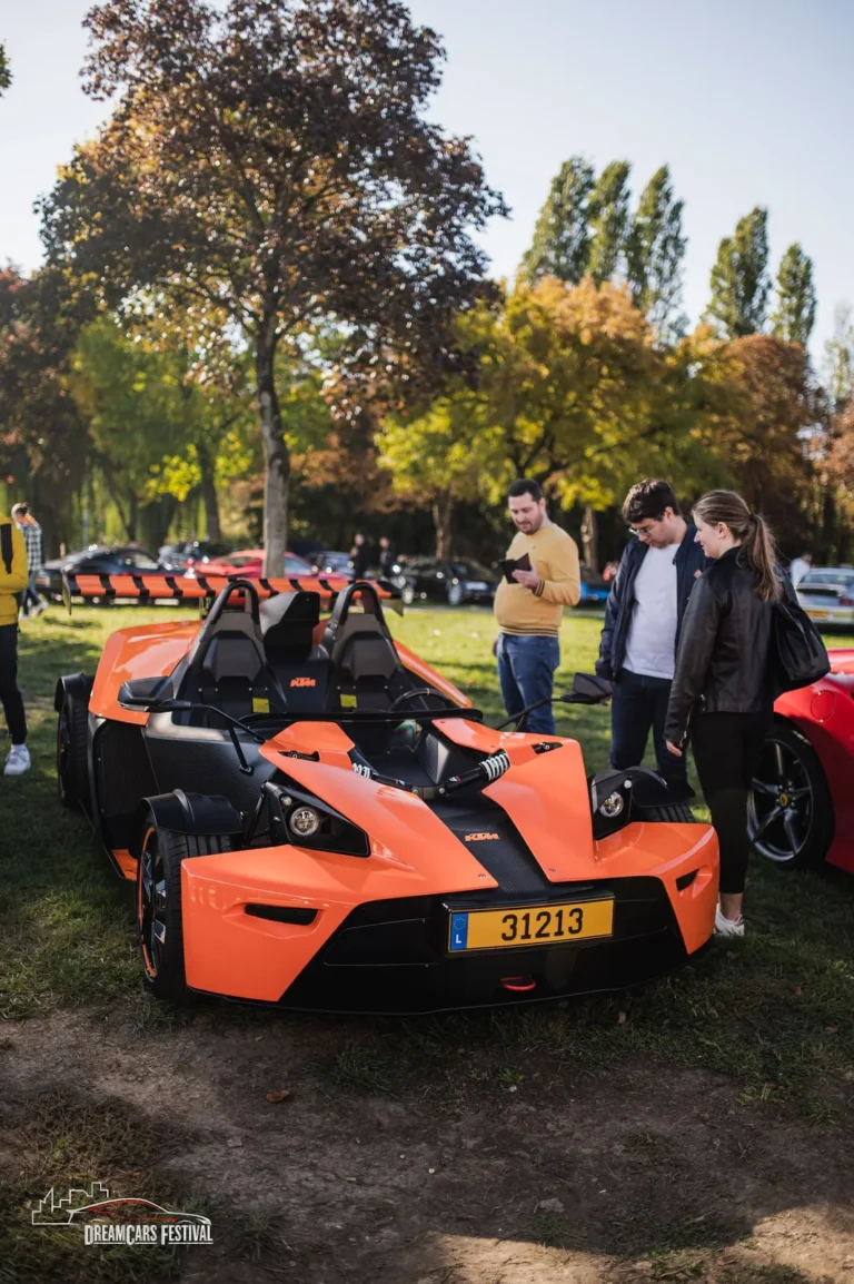 Voiture de sport ouverte et visiteurs au Dream Car Festival au Luxembourg