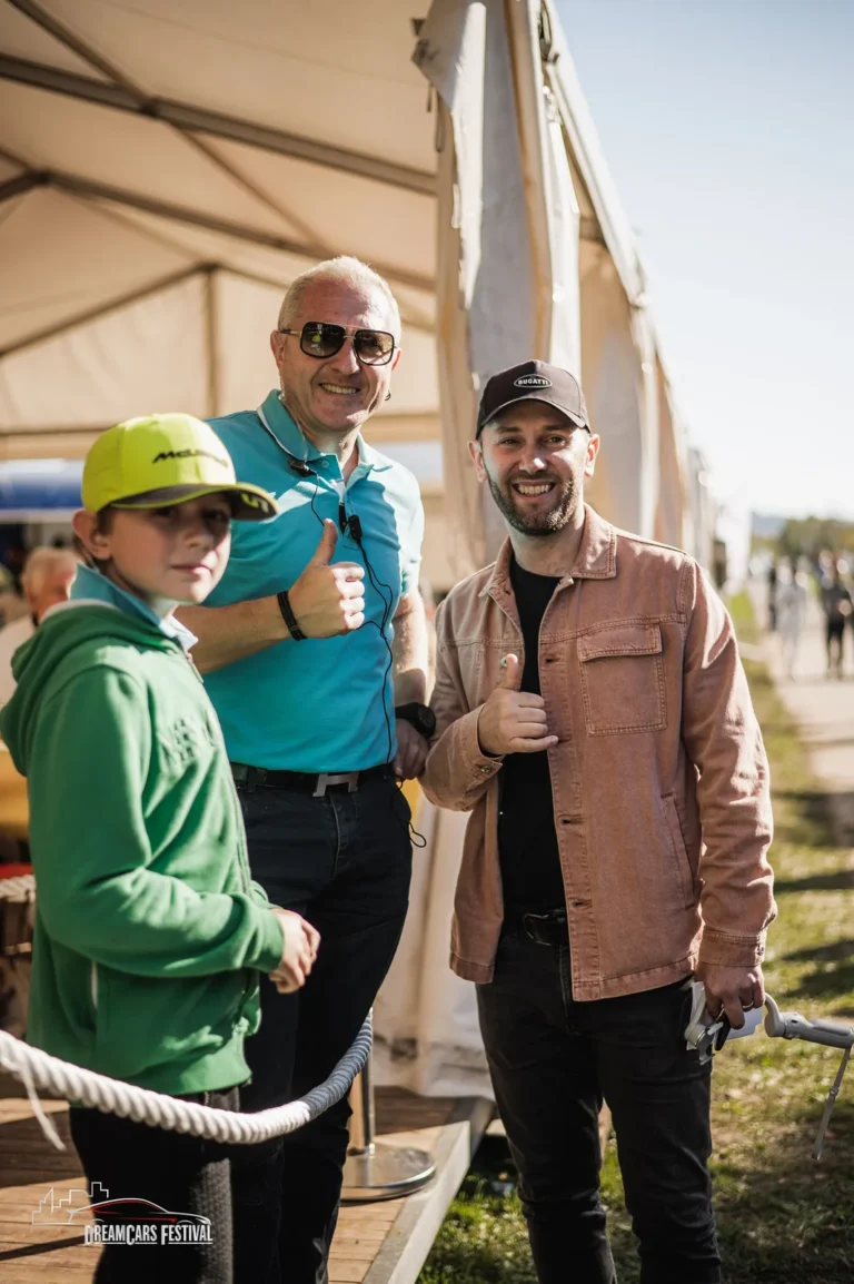 Rencontre entre visiteurs sous le chapiteau au Dream Car Festival au Luxembourg